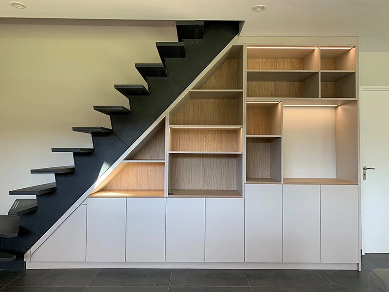 Vue de face d'un escalier sur mesure avec rangements