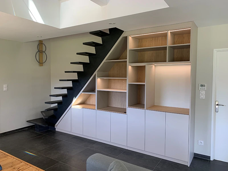 Escalier sur mesure avec rangements intégrés
