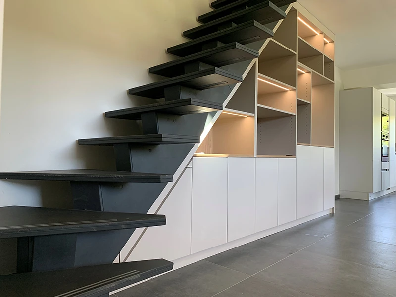 Escalier sur mesure avec niches éclairées